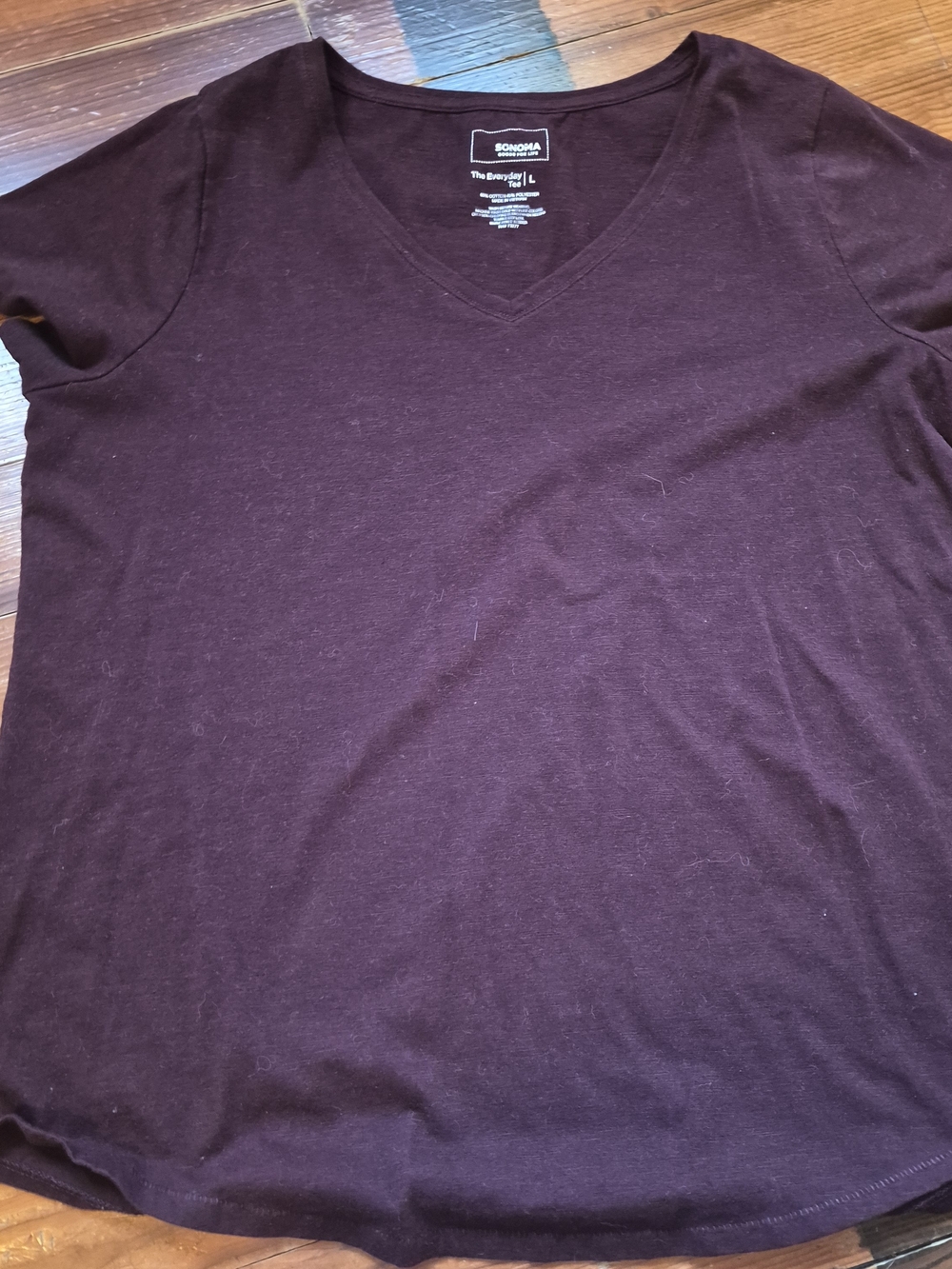 Sonoma Women's Short Sleeve V-Neck Tee in Deep Plum Red- L